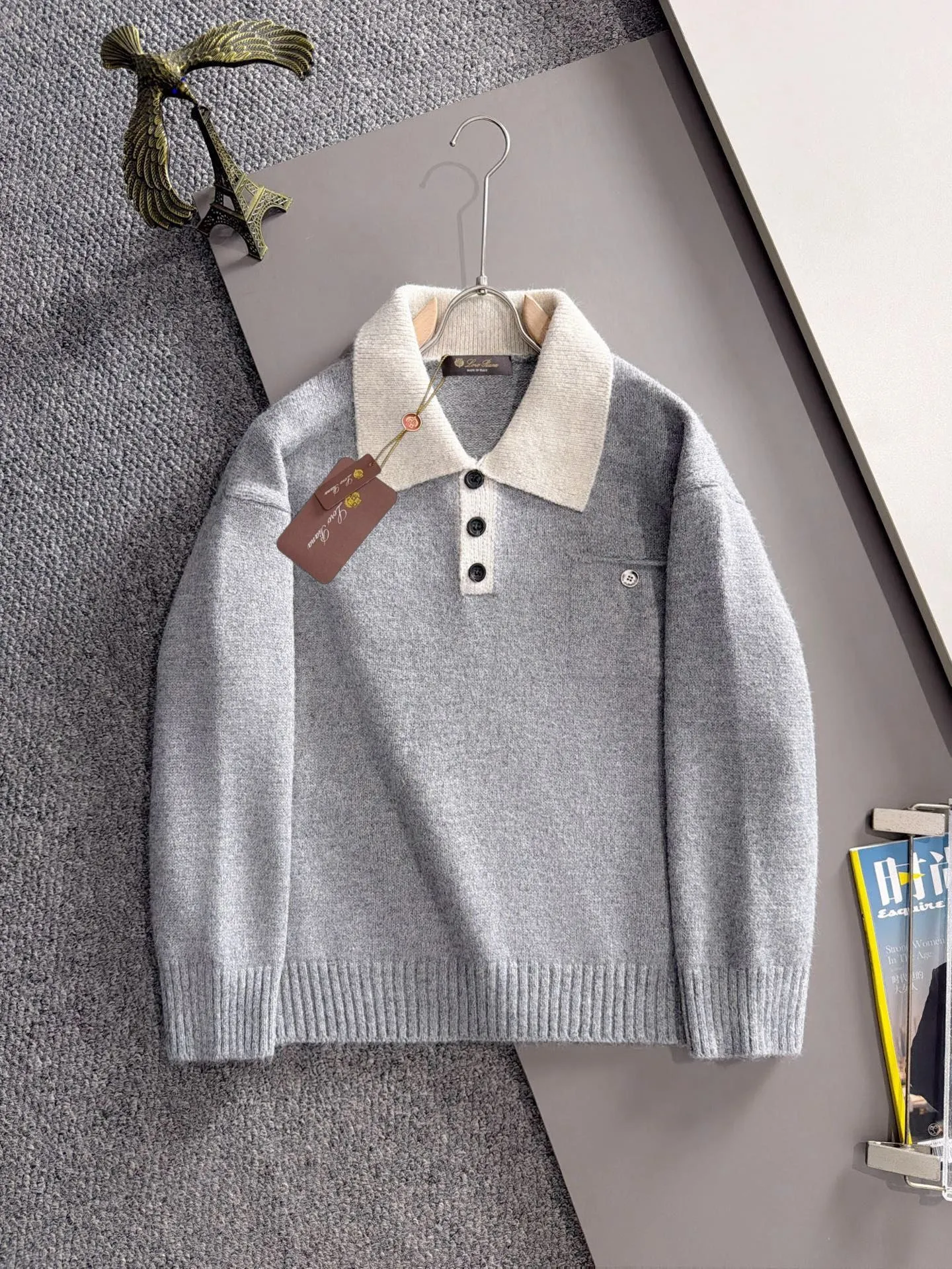 LP Loro Piana's latest sweaters from the official website for fall and winter 2026 are now on sale at the counter for Hot Sale! Specially made of wool blended fabric. It feels comfortable and can be directly in contact with the skin. The logo badge is exquisitely embroidered, which is extremely eye-catching! The details highlight the fashionable charm of big brands. Exquisite workmanship. Three-dimensional cutting style. The wearing effect is invincible and handsome! All three standards are complete! Sizes:M-3XL